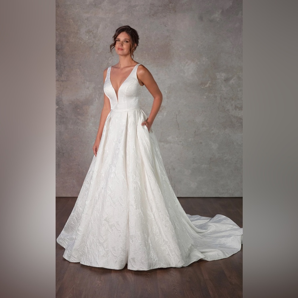 ELEGANT PLUNGING V-NECKLINE A-LINE WEDDING DRESS IN TEXTURED SATIN - Picture 5 of 9